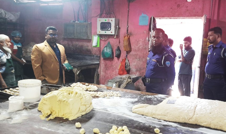 কুমিল্লায় বেকারি ও শিশু খাদ্য কারখানায় ভোক্তা অধিদপ্তরের অভিযানে ৫০ হাজার টাকা জরিমানা